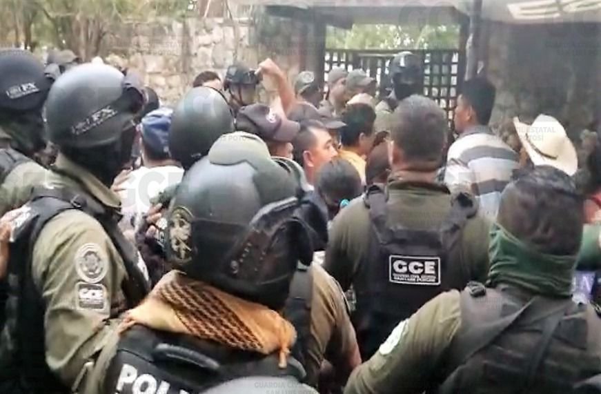 GUARDIA CIVIL DESALOJA A INVASORES DE PREDIOS EN SAN VICENTE TANCUAYALAB