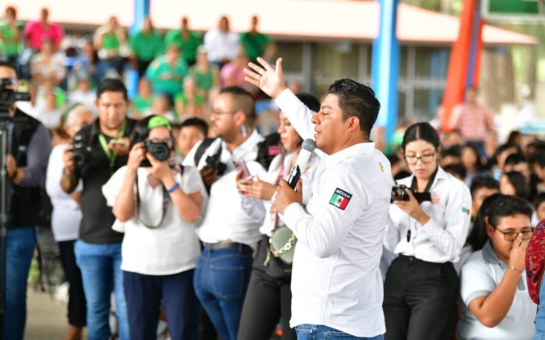 RICARDO GALLARDO BRINDA APOYO EN EDUCACIÓN A RIOVERDENSES