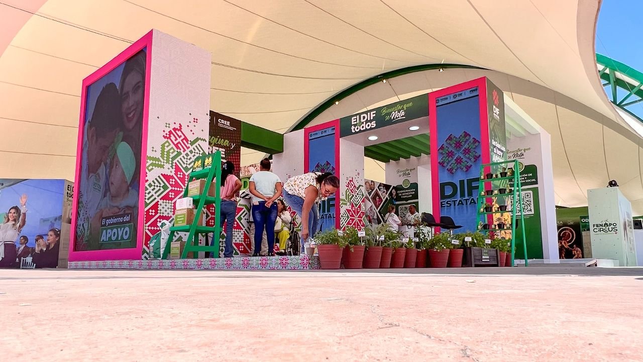 DIF ESTATAL HABILITA REGISTRO A PROGRAMAS EN STAND DE LA FENAPO