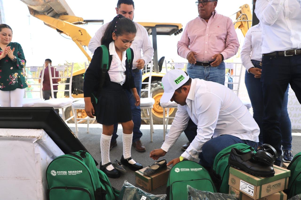 RICARDO GALLARDO LLEVA OBRAS Y APOYOS ESCOLARES A MOCTEZUMA