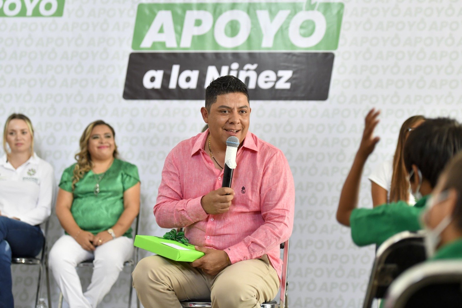 RICARDO GALLARDO EQUIPA CON TABLETS A NIÑEZ EN RESGUARDO DEL ESTADO