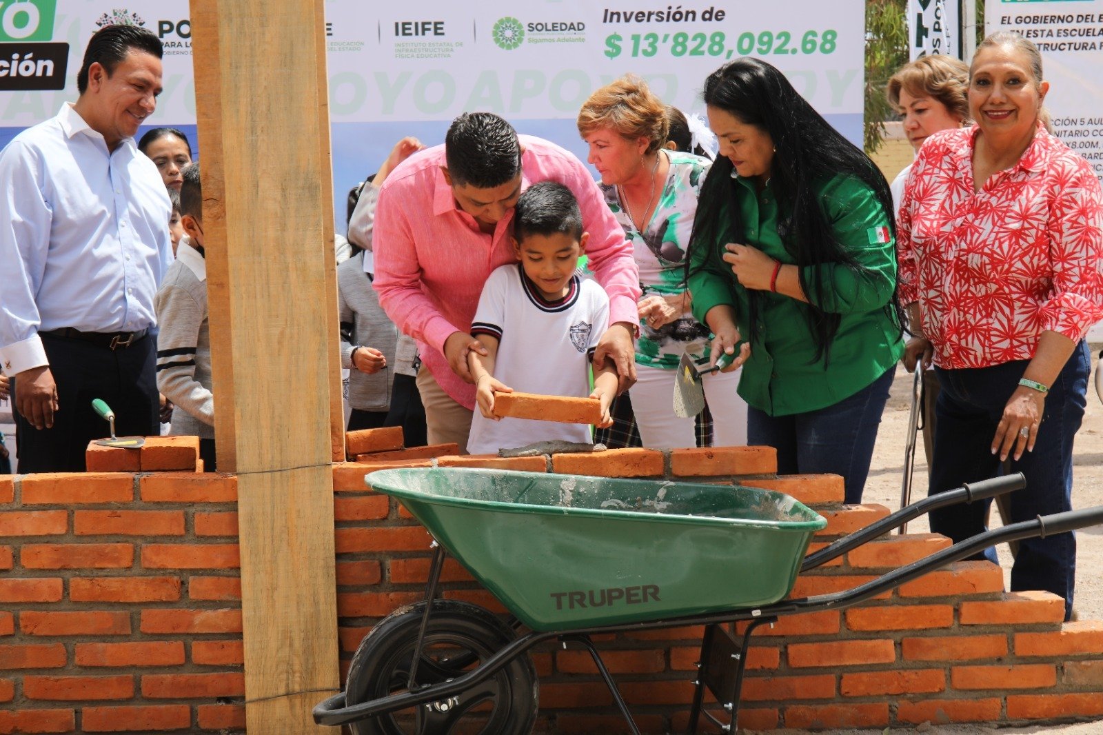 RICARDO GALLARDO LLEVA MÁS OBRAS EDUCATIVAS A SOLEDAD