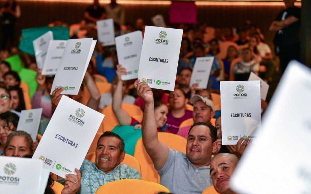 RICARDO GALLARDO ENTREGA ESCRITURAS A FAMILIAS SOLEDENSES