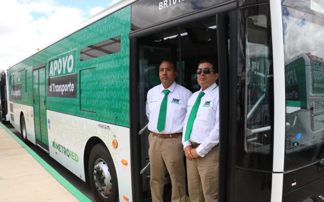 USUARIAS ESTRENAN METRORED Y AGRADECEN A RICARDO GALLARDO