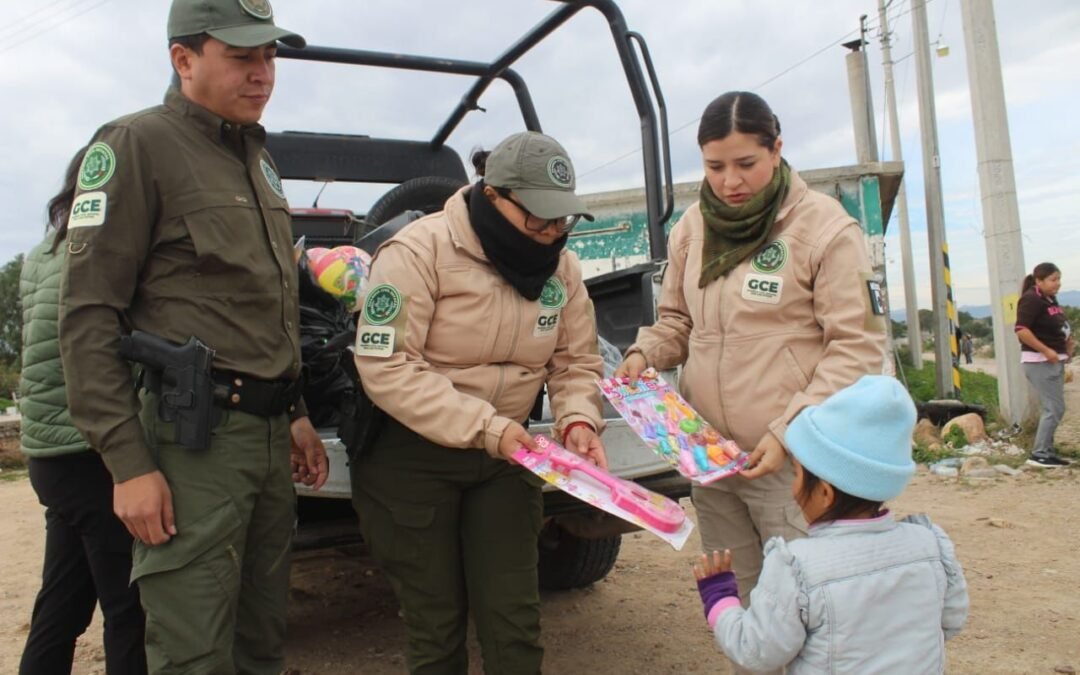 GUARDIA CIVIL ESTATAL LLEVA FELICIDAD A NIÑAS Y NIÑOS DE MEXQUITIC