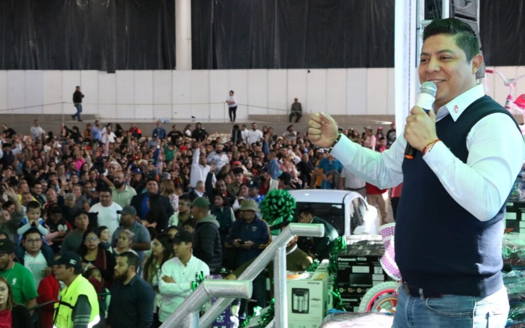 RICARDO GALLARDO CELEBRA POSADA Y RECONOCE A TAXISTAS POTOSINOS