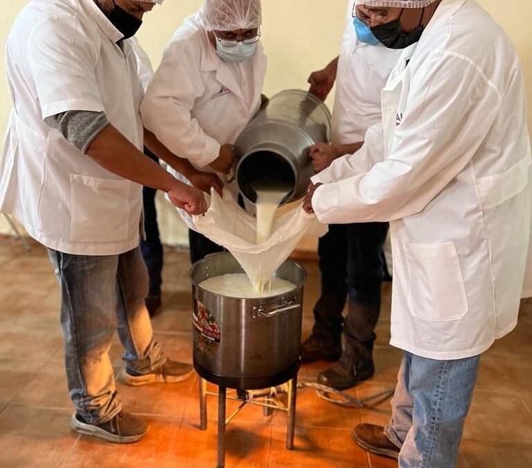 SE FORTALECEN LAS ACTIVIDADES DE CAPACITACIÓN Y ASESORÍA A ESTABLECIMIENTOS CON MANEJO DE ALIMENTOS