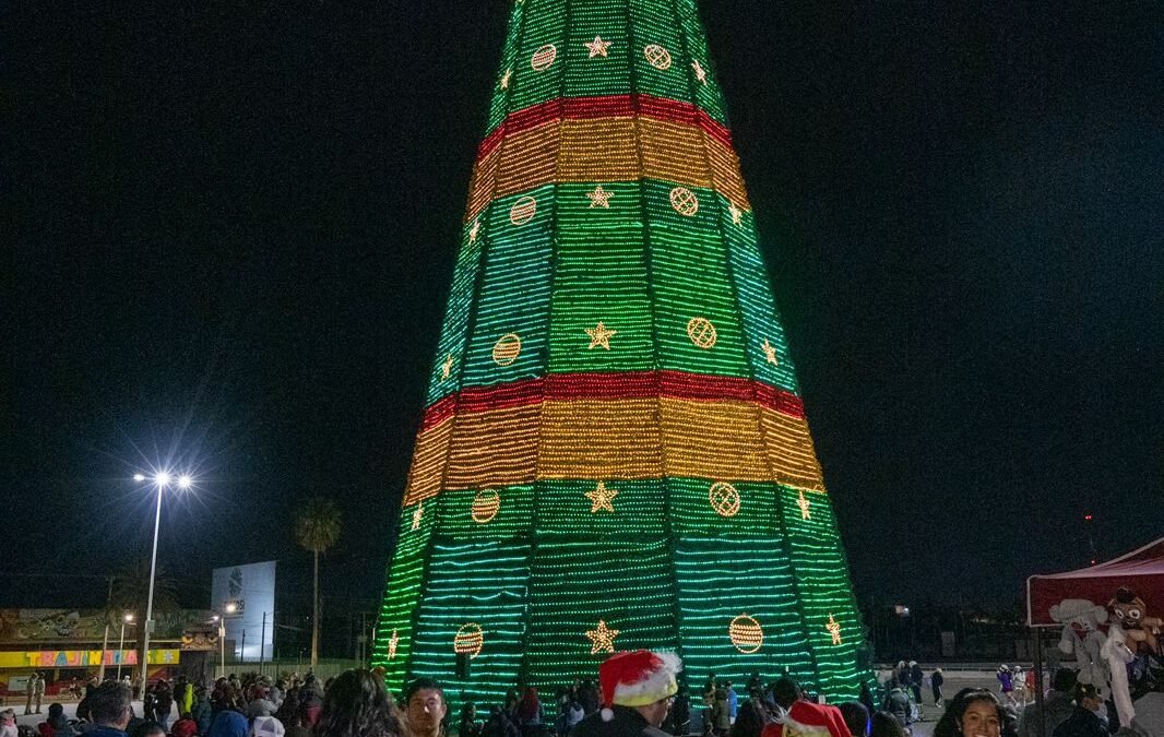 FAMILIAS DISFRUTAN DE FESTIVAL NAVIDEÑO EN LA FENAPO 