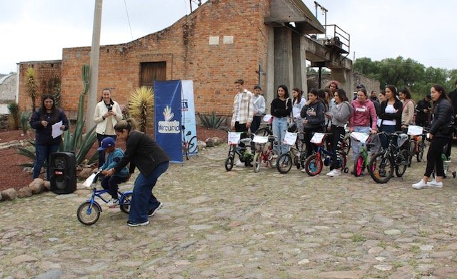GOBIERNO ENTREGA BICICLETAS EN APOYO A NIÑAS Y NIÑOS DE AHUALULCO