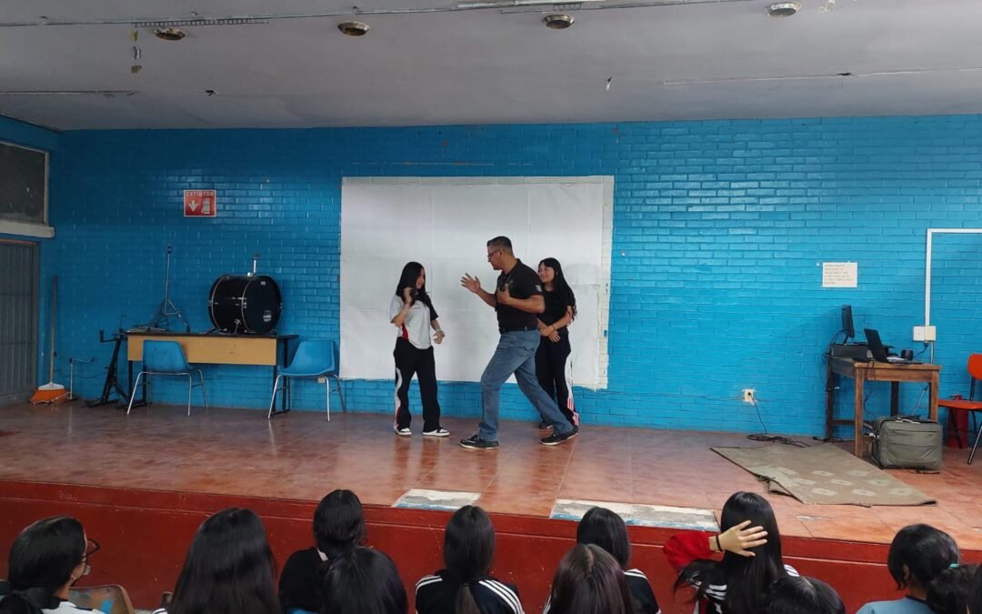 ESTUDIANTES PARTICIPAN EN TALLER DE DEFENSA PERSONAL 