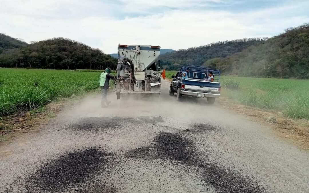 REHABILITAN CAMINO A MINAS VIEJAS EN EL NARANJO