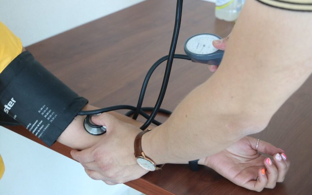 IMPORTANTE MEDIR LA PRESIÓN ARTERIAL CON PRECISIÓN, CONTRÓLELA Y VIVA SANO MÁS TIEMPO