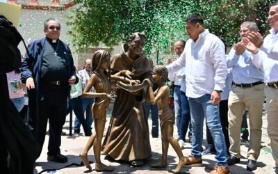 RICARDO GALLARDO CARDONA DEVELA ESTATUA DE FRAY DIEGO DE LA MAGDALENA