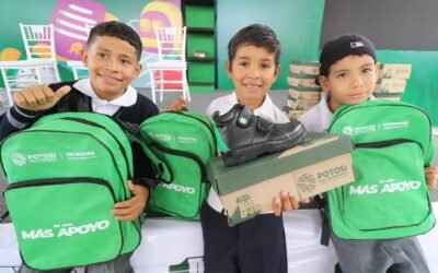 EN LAS FLORES, RICARDO GALLARDO ENTREGA APOYOS ESCOLARES 