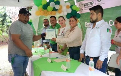 ENTREGA EJECUTIVO ESTATAL MÁS DE 700 CONSTANCIAS DEL ICAT EN LA HUASTECA