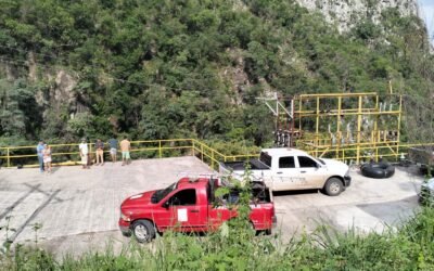 CUERPOS DE EMERGENCIA RESCATAN A PERSONA QUE CAYÓ DE TIROLESA EN LA HUASTECA