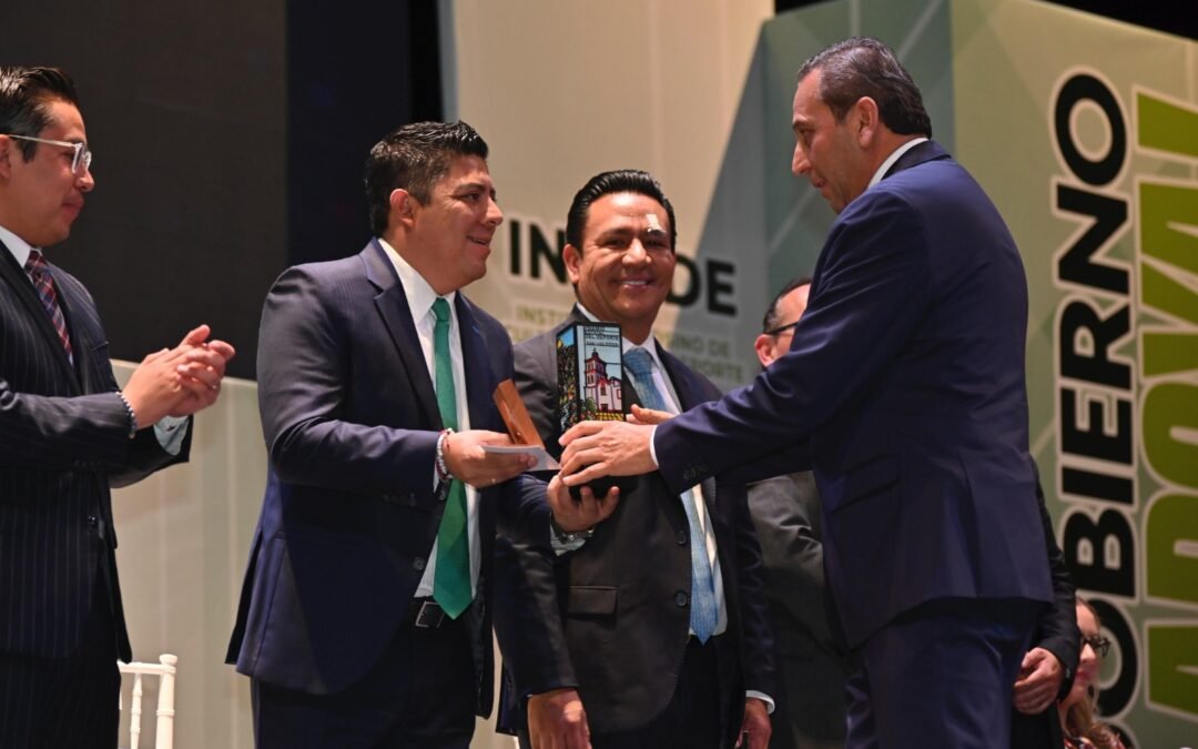 RICARDO GALLARDO ENTREGA PREMIOS CULTURALES Y DEPORTIVOS 20 DE NOVIEMBRE