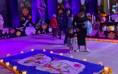 VISITANTES ADMIRAN EL MONUMENTAL ALTAR DE MUERTOS DE PALACIO DE GOBIERNO 