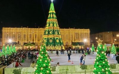 MILES DE FAMILIAS DISFRUTAN LA PISTA DE HIELO EN FUNDADORES