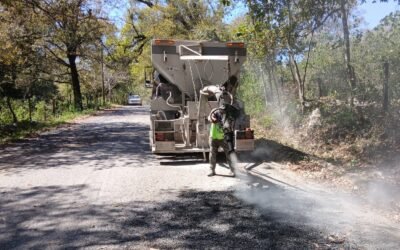 EJECUTIVO ESTATAL AVANZA CON ACCIONES DE BACHEO EN CAMINOS DE AQUISMÓN
