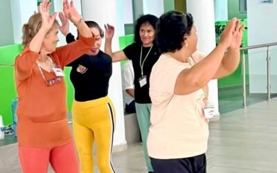 PERSONAS ADULTAS MAYORES PARTICIPAN EN TALLER DE ESTIMULACIÓN COGNITIVA