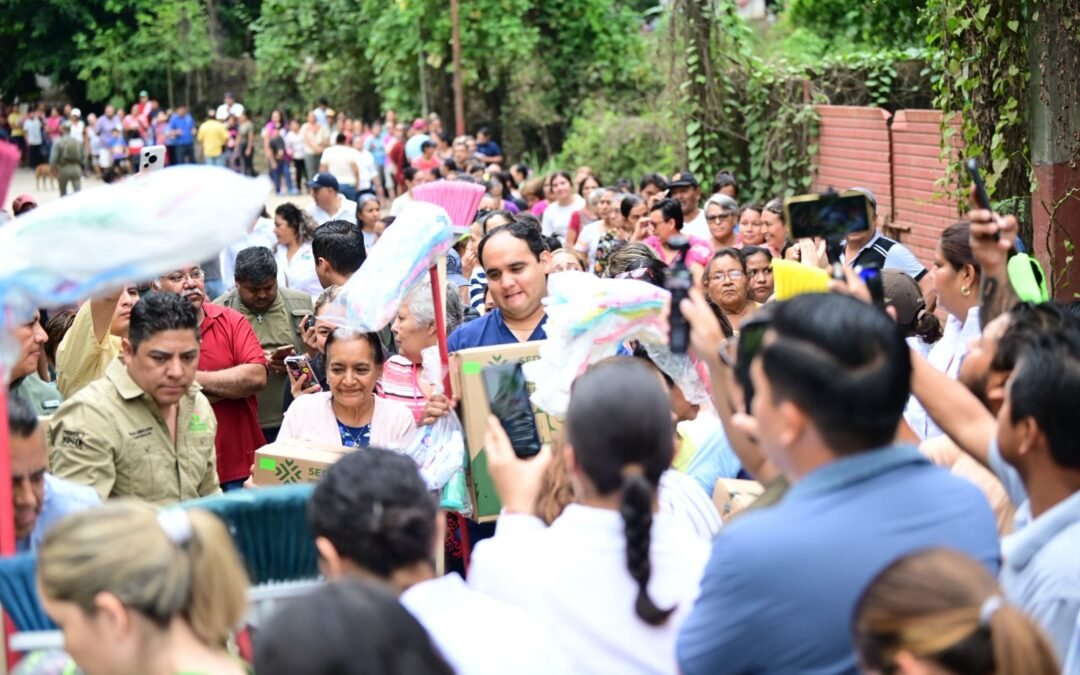 FAMILIAS AGRADECEN A RICARDO GALLARDO POR SU APOYO A LA HUASTECA