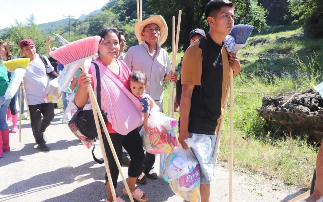 ENTREGAN APOYOS A FAMILIAS AFECTADAS POR LLUVIAS EN LA HUASTECA POTOSINA
