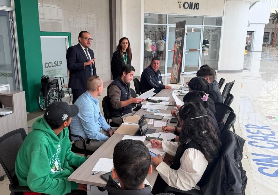 ESTUDIANTES DE DERECHO BRINDAN ORIENTACIÓN LABORAL