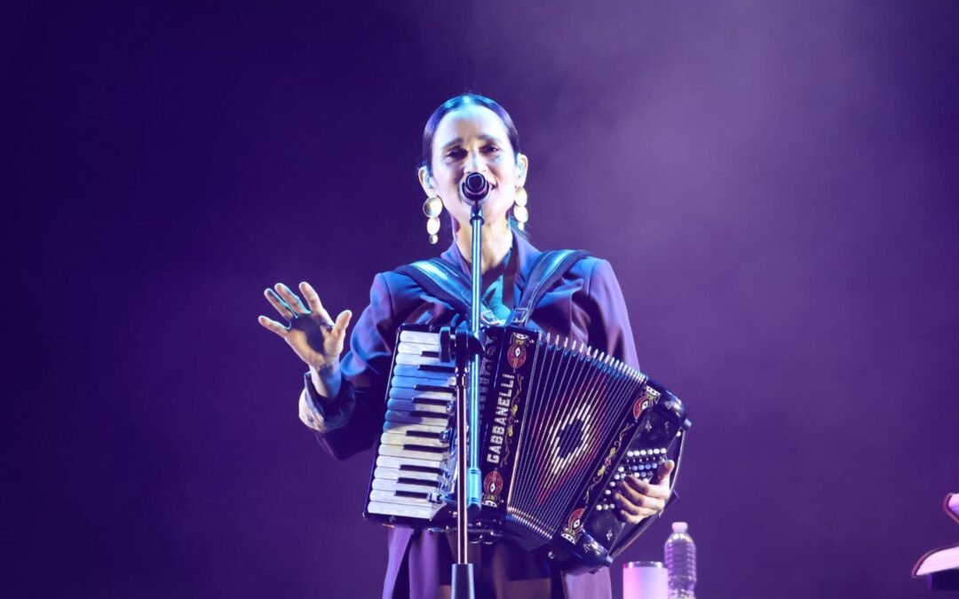NOCHE DE ÉXITO TOTAL CON JULIETA VENEGAS EN EL PARQUE TANGAMANGA I