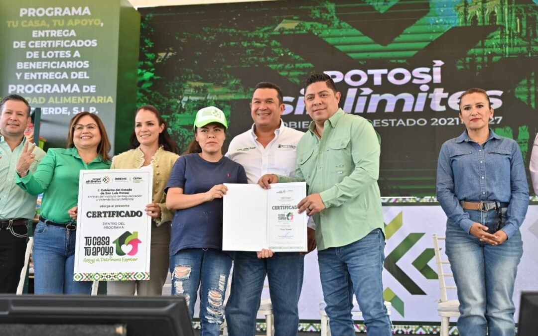 RICARDO GALLARDO ENTREGA TERRENOS Y ESCRITURAS A FAMILIAS DE LA REGIÓN MEDIA