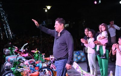 RICARDO GALLARDO LLEVA ALEGRÍA Y REGALOS A LA HUASTECA