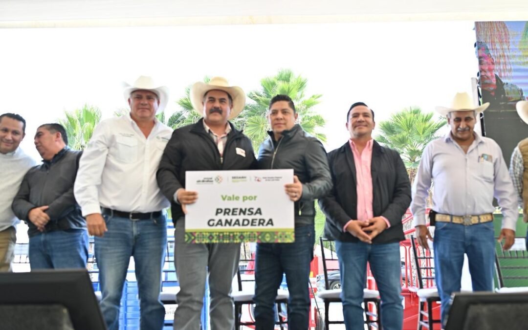RICARDO GALLARDO ENTREGA MAQUINARIA Y APOYOS A PRODUCTORES POTOSINOS